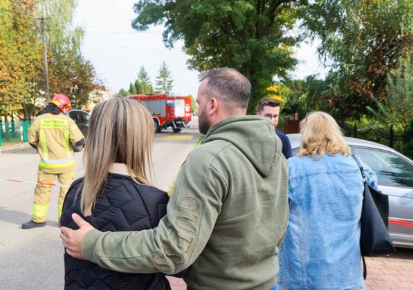 Stabbing attack at a primary school in Poland Photo: Wojciech Olkusnik East News People gather outside after a knife attack at the local primary school on October 8, 2026 in the village of Leszczydol-Nowiny in central Poland, approximately 60 km north-east of Warsaw. A 15-year-old school graduate entered the building armed with a knife and fatally stabbed the janitor and wounded two teachers trying to overpower him. According to the police the perpetrator was wearing a helmet with a camera and planned to record the attack. A day earlier a stabbing attack, where nine people were wounded, occurred in a vocational school in the town of Ostroleka, 50 km north of today s site. EN_01685559_0066 