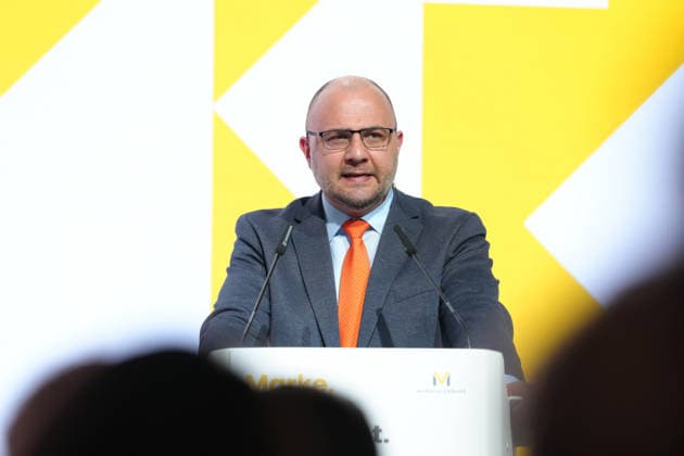Tag der Markenwirtschaft 2026 Autor und Redner Stefan Kolev auf der Buehne bei seinem Impulsvortrag beim Tag der Markenwirtschaft 2026, Berlin, 08.10.2026 Berlin Berlin Deutschland