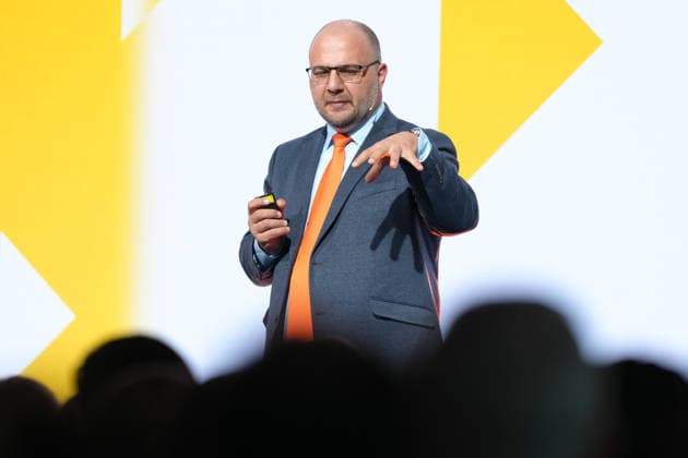 Tag der Markenwirtschaft 2026 Autor und Redner Stefan Kolev auf der Buehne bei seinem Impulsvortrag beim Tag der Markenwirtschaft 2026, Berlin, 08.10.2026 Berlin Berlin Deutschland