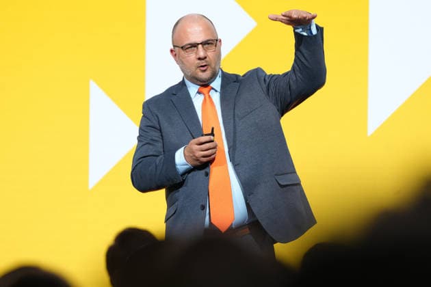 Tag der Markenwirtschaft 2026 Autor und Redner Stefan Kolev auf der Buehne bei seinem Impulsvortrag beim Tag der Markenwirtschaft 2026, Berlin, 08.10.2026 Berlin Berlin Deutschland