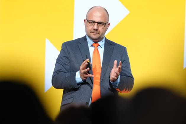 Tag der Markenwirtschaft 2026 Autor und Redner Stefan Kolev auf der Buehne bei seinem Impulsvortrag beim Tag der Markenwirtschaft 2026, Berlin, 08.10.2026 Berlin Berlin Deutschland