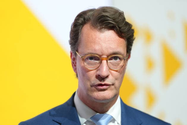 Tag der Markenwirtschaft 2026 NRW Ministerpraesident Hendrik Wuest im Portrait auf der Buehne bei seiner Laudatio beim Tag der Markenwirtschaft 2026, Berlin, 08.10.2026 Berlin Berlin Deutschland