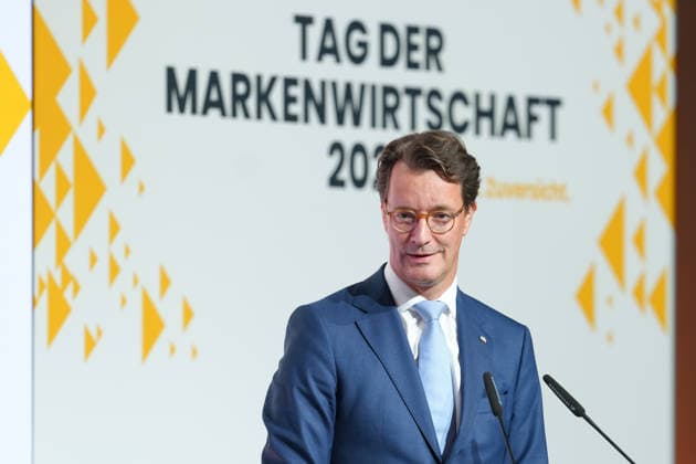 Tag der Markenwirtschaft 2026 NRW Ministerpraesident Hendrik Wuest auf der Buehne bei seiner Laudato auf Tim Hottges als Gewinner von Mensch Marke beim Tag der Markenwirtschaft 2026, Berlin, 08.10.2026 Berlin Berlin Deutschland