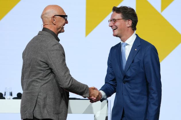 Tag der Markenwirtschaft 2026 NRW Ministerpraesident Hendrik Wuest gratuliert Telekom Chef Tim Hottges zum Gewinn von Mensch Marke beim Tag der Markenwirtschaft 2026, Berlin, 08.10.2026 Berlin Berlin Deutschland