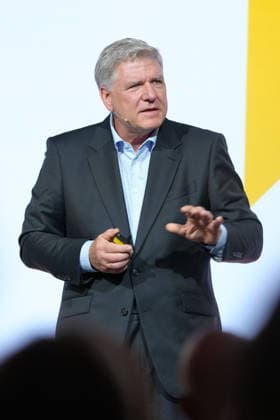 Tag der Markenwirtschaft 2026 Thomas Fell (CEO GS1) bei seinem Vortrag auf der Buehne beim Tag der Markenwirtschaft 2026, Berlin, 08.10.2026 Berlin Berlin Deutschland
