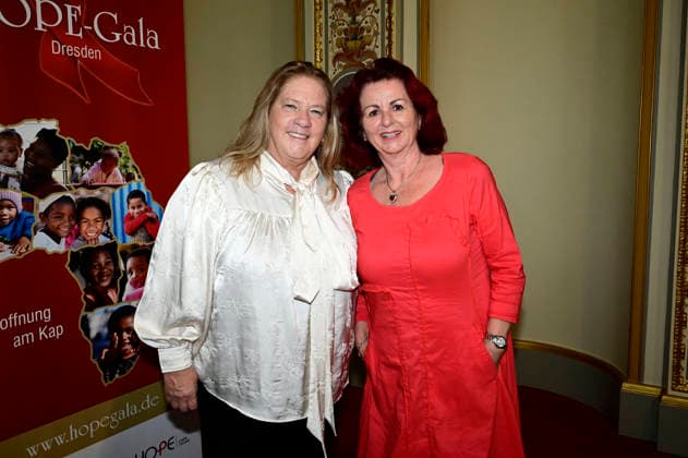 Kathy Kelly und Viola Klein beim Pressegespräch und Präsentation des 16. HOPE-Award zur 18. Hope Gala 2026 im Schauspielhaus Dresden. Dresden, 08.10.2026