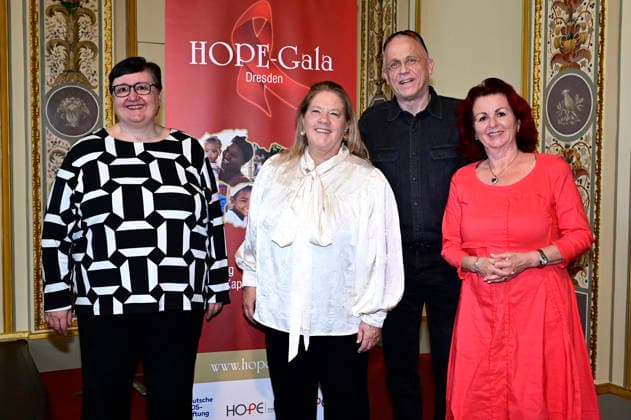 Lea Ackermann, Kathy Kelly, Stefan Hippler und Viola Klein beim Pressegespräch und Präsentation des 16. HOPE-Award zur 18. Hope Gala 2026 im Schauspielhaus Dresden. Dresden, 08.10.2026