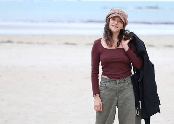 Zoe Adjani on the beach during the 37th Dinard British and Irish Film Festival in Dinard, France, on October 8, 2026. Denis Guignebourg, Bestimage. 37th Dinard British and Irish Film Festival on October 8, 2026, in Dinard, France. Dinard, France  Copyright: xDenisxGuignebourgx xBestimagexDenisxGuignebourgx xBestimagex