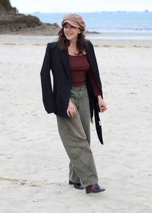 Zoe Adjani on the beach during the 37th Dinard British and Irish Film Festival in Dinard, France, on October 8, 2026. Denis Guignebourg, Bestimage. 37th Dinard British and Irish Film Festival on October 8, 2026, in Dinard, France. Dinard, France  Copyright: xDenisxGuignebourgx xBestimagexDenisxGuignebourgx xBestimagex