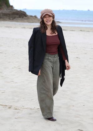 Zoe Adjani on the beach during the 37th Dinard British and Irish Film Festival in Dinard, France, on October 8, 2026. Denis Guignebourg, Bestimage. 37th Dinard British and Irish Film Festival on October 8, 2026, in Dinard, France. Dinard, France  Copyright: xDenisxGuignebourgx xBestimagexDenisxGuignebourgx xBestimagex