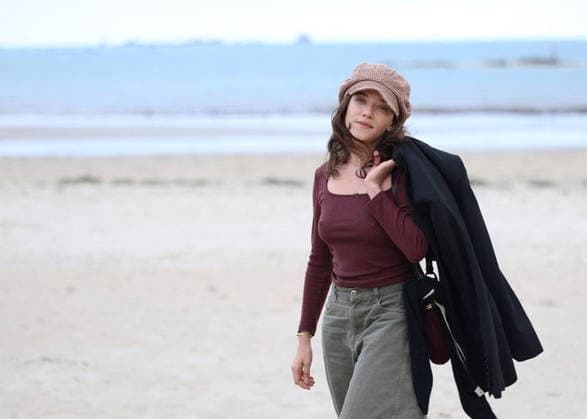 Zoe Adjani on the beach during the 37th Dinard British and Irish Film Festival in Dinard, France, on October 8, 2026. Denis Guignebourg, Bestimage. 37th Dinard British and Irish Film Festival on October 8, 2026, in Dinard, France. Dinard, France  Copyright: xDenisxGuignebourgx xBestimagexDenisxGuignebourgx xBestimagex