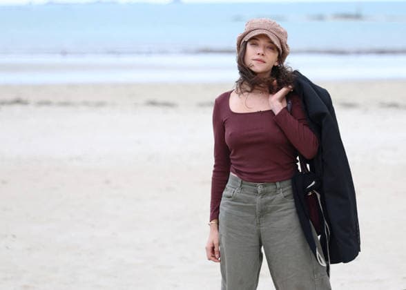 Zoe Adjani on the beach during the 37th Dinard British and Irish Film Festival in Dinard, France, on October 8, 2026. Denis Guignebourg, Bestimage. 37th Dinard British and Irish Film Festival on October 8, 2026, in Dinard, France. Dinard, France  Copyright: xDenisxGuignebourgx xBestimagexDenisxGuignebourgx xBestimagex
