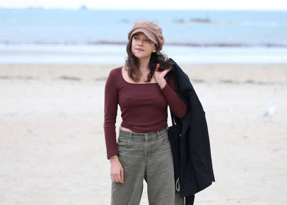 Zoe Adjani on the beach during the 37th Dinard British and Irish Film Festival in Dinard, France, on October 8, 2026. Denis Guignebourg, Bestimage. 37th Dinard British and Irish Film Festival on October 8, 2026, in Dinard, France. Dinard, France  Copyright: xDenisxGuignebourgx xBestimagexDenisxGuignebourgx xBestimagex