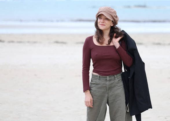 Zoe Adjani on the beach during the 37th Dinard British and Irish Film Festival in Dinard, France, on October 8, 2026. Denis Guignebourg, Bestimage. 37th Dinard British and Irish Film Festival on October 8, 2026, in Dinard, France. Dinard, France  Copyright: xDenisxGuignebourgx xBestimagexDenisxGuignebourgx xBestimagex