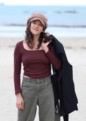 Zoe Adjani on the beach during the 37th Dinard British and Irish Film Festival in Dinard, France, on October 8, 2026. Denis Guignebourg, Bestimage. 37th Dinard British and Irish Film Festival on October 8, 2026, in Dinard, France. Dinard, France  Copyright: xDenisxGuignebourgx xBestimagexDenisxGuignebourgx xBestimagex