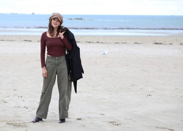 Zoe Adjani on the beach during the 37th Dinard British and Irish Film Festival in Dinard, France, on October 8, 2026. Denis Guignebourg, Bestimage. 37th Dinard British and Irish Film Festival on October 8, 2026, in Dinard, France. Dinard, France  Copyright: xDenisxGuignebourgx xBestimagexDenisxGuignebourgx xBestimagex