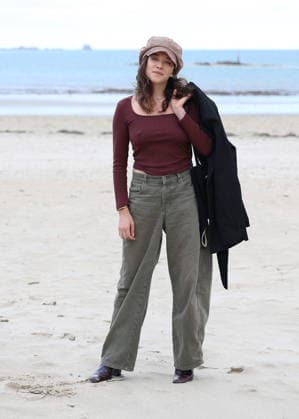 Zoe Adjani on the beach during the 37th Dinard British and Irish Film Festival in Dinard, France, on October 8, 2026. Denis Guignebourg, Bestimage. 37th Dinard British and Irish Film Festival on October 8, 2026, in Dinard, France. Dinard, France  Copyright: xDenisxGuignebourgx xBestimagexDenisxGuignebourgx xBestimagex
