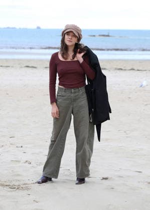 Zoe Adjani on the beach during the 37th Dinard British and Irish Film Festival in Dinard, France, on October 8, 2026. Denis Guignebourg, Bestimage. 37th Dinard British and Irish Film Festival on October 8, 2026, in Dinard, France. Dinard, France  Copyright: xDenisxGuignebourgx xBestimagexDenisxGuignebourgx xBestimagex