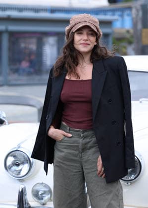 Zoe Adjani at the unveiling of Amira Casar’s beach hut on Dinard Beach during the 37th edition of the Dinard British and Irish Film Festival, France, on October 8, 2026. Denis Guignebourg, Bestimage. 37th Dinard British Irish Film Festival on October 8, 2026, in Dinard, France. Dinard, France  Copyright: xDenisxGuignebourgx xBestimagexDenisxGuignebourgx xBestimagex