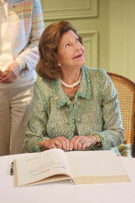Königin Silvia von Schweden beim Eintrag ins Goldene Buch der Stadt Konstanz zum Jubiläum der Mentor-Stiftung auf der Insel Mainau. Mainau, 08.10.2026