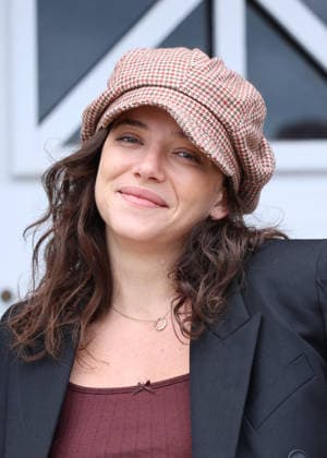 Zoe Adjani at the unveiling of Amira Casar’s beach hut on Dinard Beach during the 37th Dinard British and Irish Film Festival, France, on October 8, 2026. Denis Guignebourg, Bestimage. 37th Dinard British Irish Film Festival on October 8, 2026, in Dinard, France. Dinard, France  Copyright: xDenisxGuignebourgx xBestimagexDenisxGuignebourgx xBestimagex