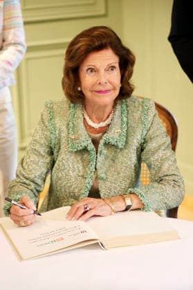 Königin Silvia von Schweden beim Eintrag ins Goldene Buch der Stadt Konstanz zum Jubiläum der Mentor-Stiftung auf der Insel Mainau. Mainau, 08.10.2026