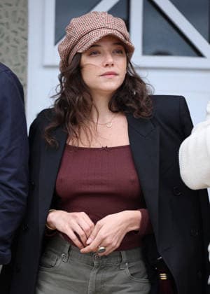 Zoe Adjani at the unveiling of Amira Casar’s beach hut on Dinard Beach during the 37th Dinard British and Irish Film Festival, France, on October 8, 2026. Denis Guignebourg, Bestimage. 37th Dinard British Irish Film Festival on October 8, 2026, in Dinard, France. Dinard, France  Copyright: xDenisxGuignebourgx xBestimagexDenisxGuignebourgx xBestimagex