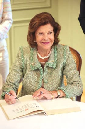 Königin Silvia von Schweden beim Eintrag ins Goldene Buch der Stadt Konstanz zum Jubiläum der Mentor-Stiftung auf der Insel Mainau. Mainau, 08.10.2026