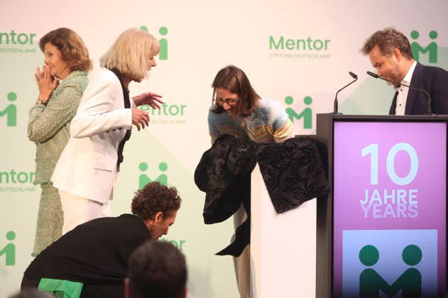 Königin Silvia von Schweden, Sybille Perez, Monika Brandt, Bettina Gräfin Bernadotte und Moritz Ritter bei der Verleihung vom Mentor-Zukunftspreis beim Jubiläum der Mentor-Stiftung auf der Insel Mainau. Mainau, 08.10.2026