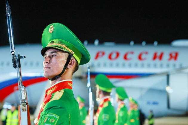 TURKMENISTAN, BALKAN PROVINCE - OCTOBER 8, 2026: A guard of honour attends a ceremony to welcome Vladimir Putin, President of Russia, ahead of a meeting of the CIS (Commonwealth of Independent States) Council of Heads of State in Turkmenbasy. Vladimir Smirnov TASS  98954969
