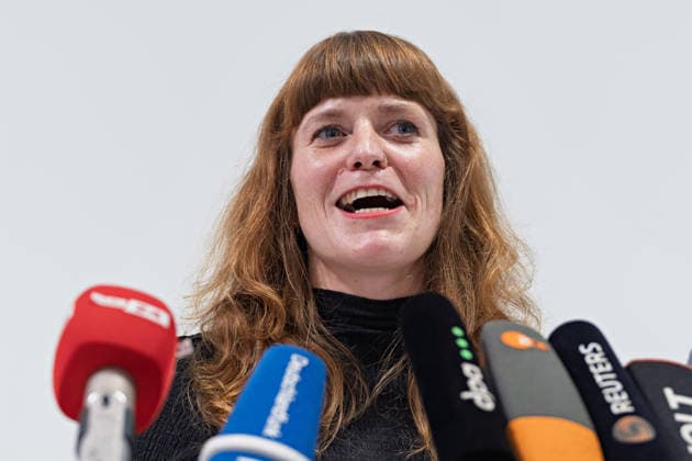 Berlin, 08.10.2026: Kerstin Wolter-Ehling (Die Linke) spricht beim gemeinsamen Pressestatement von Die Linke Berlin, Bündnis 90 Die Grünen Berlin und SPD Berlin nach Abschluss der Vorgespräche im Foyer des Hauses der Statistik in die Mikrofone der Medien. Pressestatement von Linke, Grünen und SPD in Berlin