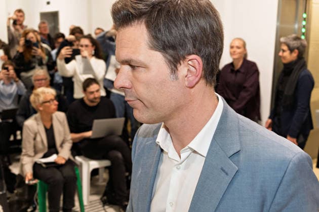 Berlin, 08.10.2026: Steffen Krach (SPD) geht nach Abschluss der Vorgespräche von Die Linke Berlin, Bündnis 90 Die Grünen Berlin und SPD Berlin an fotografierenden Journalisten vorbei zum gemeinsamen Pressestatement im Foyer des Hauses der Statistik. Pressestatement von Linke, Grünen und SPD in Berlin