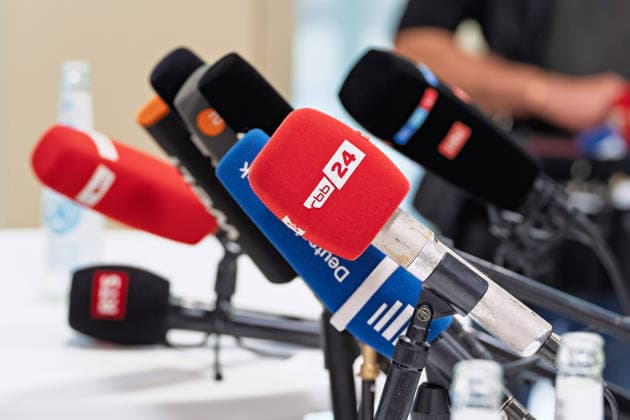 Berlin, 08.10.2026: Mikrofone von rbb24, Deutschlandfunk und weiteren Medien stehen beim gemeinsamen Pressestatement von Die Linke Berlin, Bündnis 90 Die Grünen Berlin und SPD Berlin nach Abschluss der Vorgespräche im Foyer des Hauses der Statistik auf einem Stehtisch. Pressestatement von Linke, Grünen und SPD in Berlin