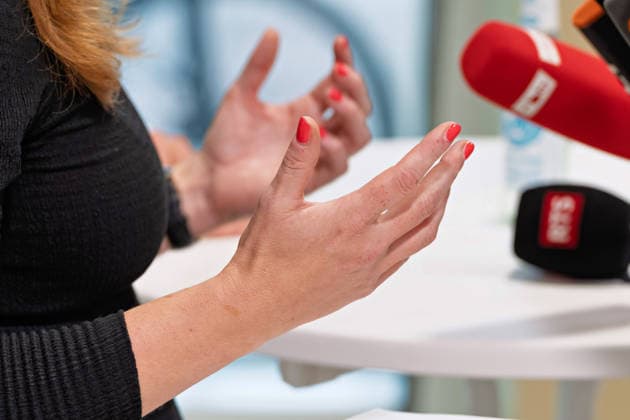 Berlin, 08.10.2026: Kerstin Wolter-Ehling (Die Linke) gestikuliert beim gemeinsamen Pressestatement von Die Linke Berlin, Bündnis 90 Die Grünen Berlin und SPD Berlin nach Abschluss der Vorgespräche im Foyer des Hauses der Statistik vor den Mikrofonen. Pressestatement von Linke, Grünen und SPD in Berlin