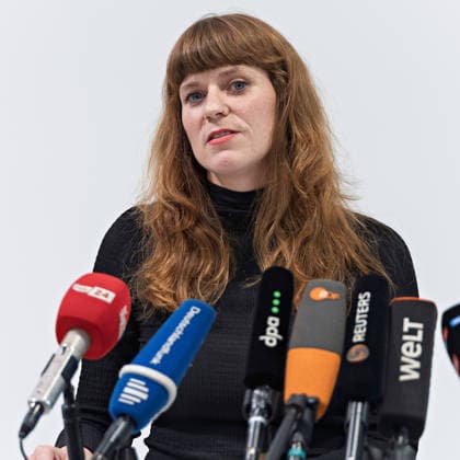 Berlin, 08.10.2026: Kerstin Wolter-Ehling (Die Linke) spricht beim gemeinsamen Pressestatement von Die Linke Berlin, Bündnis 90 Die Grünen Berlin und SPD Berlin nach Abschluss der Vorgespräche im Foyer des Hauses der Statistik in die Mikrofone der Medien. Pressestatement von Linke, Grünen und SPD in Berlin