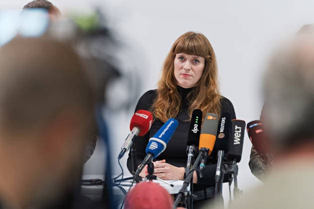 Berlin, 08.10.2026: Kerstin Wolter-Ehling (Die Linke) steht beim gemeinsamen Pressestatement von Die Linke Berlin, Bündnis 90 Die Grünen Berlin und SPD Berlin nach Abschluss der Vorgespräche im Foyer des Hauses der Statistik hinter den Mikrofonen, im Vordergrund Medienvertreter. Pressestatement von Linke, Grünen und SPD in Berlin
