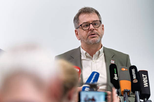 Berlin, 08.10.2026: Werner Graf (Bündnis 90 Die Grünen) spricht beim gemeinsamen Pressestatement von Die Linke Berlin, Bündnis 90 Die Grünen Berlin und SPD Berlin nach Abschluss der Vorgespräche im Foyer des Hauses der Statistik in die Mikrofone der Medien, im Vordergrund Medienvertreter. Pressestatement von Linke, Grünen und SPD in Berlin