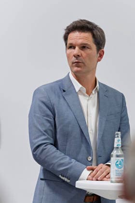 Berlin, 08.10.2026: Steffen Krach (SPD) steht beim gemeinsamen Pressestatement von Die Linke Berlin, Bündnis 90 Die Grünen Berlin und SPD Berlin nach Abschluss der Vorgespräche im Foyer des Hauses der Statistik an einem Stehtisch. Pressestatement von Linke, Grünen und SPD in Berlin