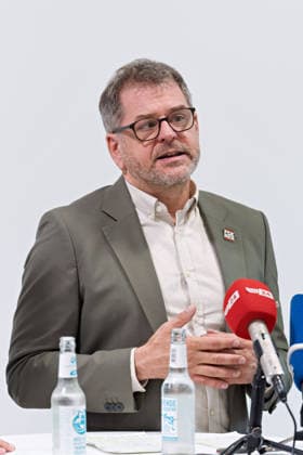 Berlin, 08.10.2026: Werner Graf (Bündnis 90 Die Grünen) spricht und gestikuliert beim gemeinsamen Pressestatement von Die Linke Berlin, Bündnis 90 Die Grünen Berlin und SPD Berlin nach Abschluss der Vorgespräche im Foyer des Hauses der Statistik. Pressestatement von Linke, Grünen und SPD in Berlin