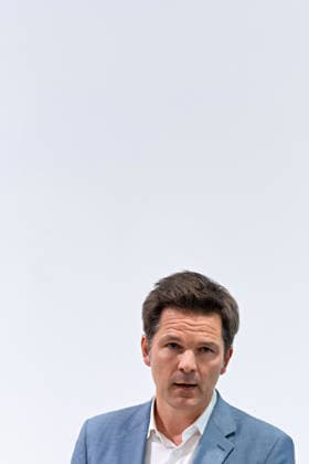 Berlin, 08.10.2026: Steffen Krach (SPD) äußert sich beim gemeinsamen Pressestatement von Die Linke Berlin, Bündnis 90 Die Grünen Berlin und SPD Berlin nach Abschluss der Vorgespräche im Foyer des Hauses der Statistik vor Journalisten. Pressestatement von Linke, Grünen und SPD in Berlin