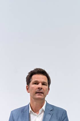 Berlin, 08.10.2026: Steffen Krach (SPD) gibt beim gemeinsamen Pressestatement von Die Linke Berlin, Bündnis 90 Die Grünen Berlin und SPD Berlin nach Abschluss der Vorgespräche im Foyer des Hauses der Statistik eine Erklärung ab. Pressestatement von Linke, Grünen und SPD in Berlin
