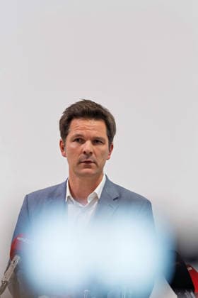 Berlin, 08.10.2026: Steffen Krach (SPD) spricht beim gemeinsamen Pressestatement von Die Linke Berlin, Bündnis 90 Die Grünen Berlin und SPD Berlin nach Abschluss der Vorgespräche im Foyer des Hauses der Statistik hinter den Mikrofonen der Medien. Pressestatement von Linke, Grünen und SPD in Berlin