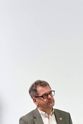 Berlin, 08.10.2026: Werner Graf (Bündnis 90 Die Grünen) blickt beim gemeinsamen Pressestatement von Die Linke Berlin, Bündnis 90 Die Grünen Berlin und SPD Berlin nach Abschluss der Vorgespräche im Foyer des Hauses der Statistik zur Seite. Pressestatement von Linke, Grünen und SPD in Berlin