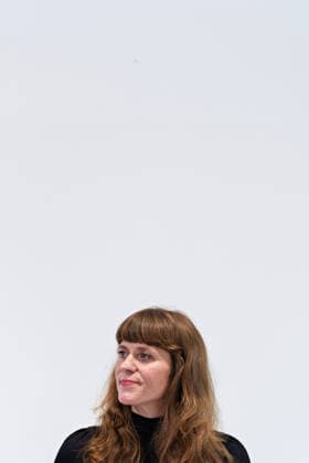 Berlin, 08.10.2026: Kerstin Wolter-Ehling (Die Linke) blickt beim gemeinsamen Pressestatement von Die Linke Berlin, Bündnis 90 Die Grünen Berlin und SPD Berlin nach Abschluss der Vorgespräche im Foyer des Hauses der Statistik zur Seite. Pressestatement von Linke, Grünen und SPD in Berlin