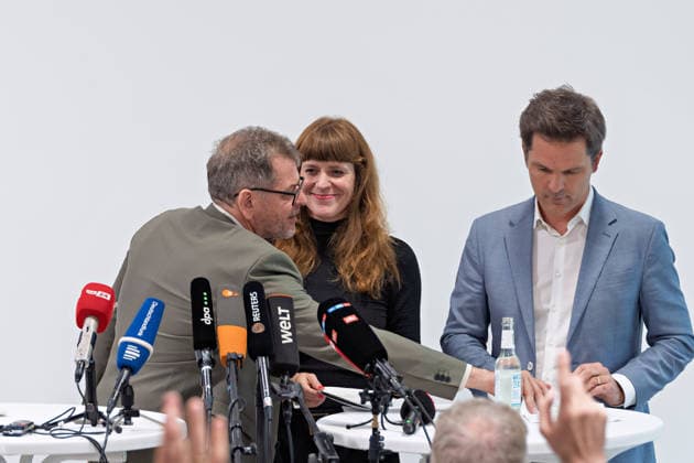 Berlin, 08.10.2026: Werner Graf (Bündnis 90 Die Grünen, l.) spricht beim gemeinsamen Pressestatement nach Abschluss der Vorgespräche ihrer Parteien im Foyer des Hauses der Statistik mit Kerstin Wolter-Ehling (Die Linke, M.), rechts Steffen Krach (SPD). Pressestatement von Linke, Grünen und SPD in Berlin