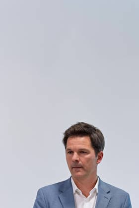 Berlin, 08.10.2026: Steffen Krach (SPD) blickt beim gemeinsamen Pressestatement von Die Linke Berlin, Bündnis 90 Die Grünen Berlin und SPD Berlin nach Abschluss der Vorgespräche im Foyer des Hauses der Statistik zur Seite. Pressestatement von Linke, Grünen und SPD in Berlin
