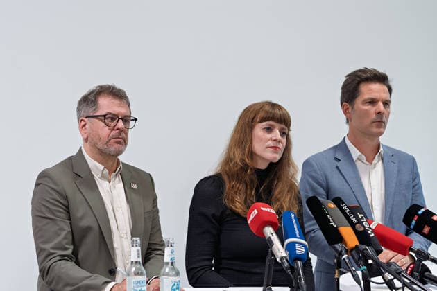 Berlin, 08.10.2026: Werner Graf (Bündnis 90 Die Grünen, l.), Kerstin Wolter-Ehling (Die Linke, M.) und Steffen Krach (SPD, r.) stehen beim gemeinsamen Pressestatement nach Abschluss der Vorgespräche ihrer Parteien im Foyer des Hauses der Statistik hinter den Mikrofonen der Medien. Pressestatement von Linke, Grünen und SPD in Berlin