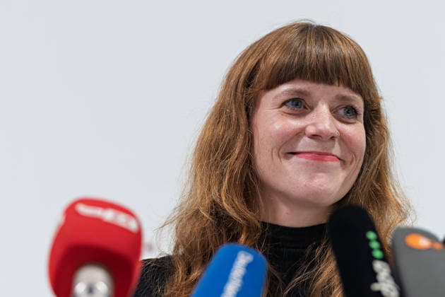 Berlin, 08.10.2026: Kerstin Wolter-Ehling (Die Linke) lächelt beim gemeinsamen Pressestatement von Die Linke Berlin, Bündnis 90 Die Grünen Berlin und SPD Berlin nach Abschluss der Vorgespräche im Foyer des Hauses der Statistik. Pressestatement von Linke, Grünen und SPD in Berlin