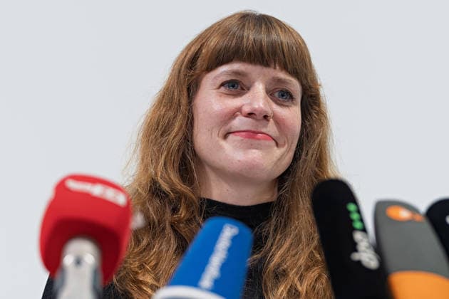 Berlin, 08.10.2026: Kerstin Wolter-Ehling (Die Linke) lächelt beim gemeinsamen Pressestatement von Die Linke Berlin, Bündnis 90 Die Grünen Berlin und SPD Berlin nach Abschluss der Vorgespräche im Foyer des Hauses der Statistik hinter den Mikrofonen der Medien. Pressestatement von Linke, Grünen und SPD in Berlin