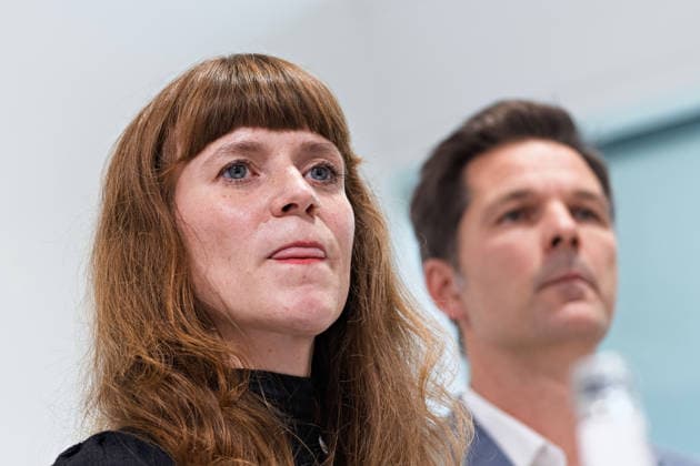 Berlin, 08.10.2026: Kerstin Wolter-Ehling (Die Linke, vorn) und Steffen Krach (SPD) hören beim gemeinsamen Pressestatement nach Abschluss der Vorgespräche ihrer Parteien im Foyer des Hauses der Statistik zu. Pressestatement von Linke, Grünen und SPD in Berlin
